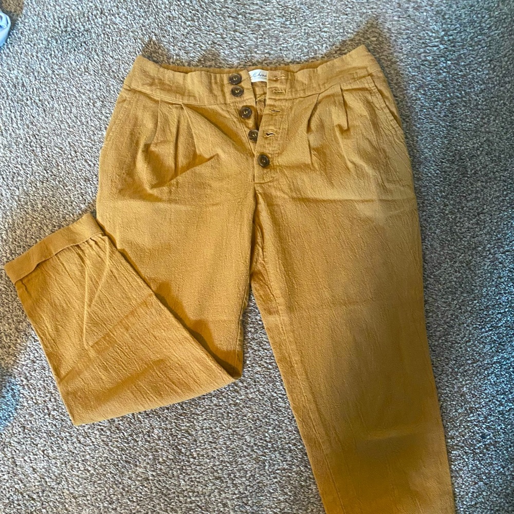 Casual crop pant by Marina. Button fly, caramel /beige colour.